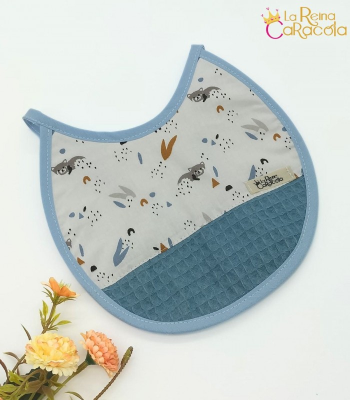 babero-pequeño-mapaches-baobab-la-reina-caracola